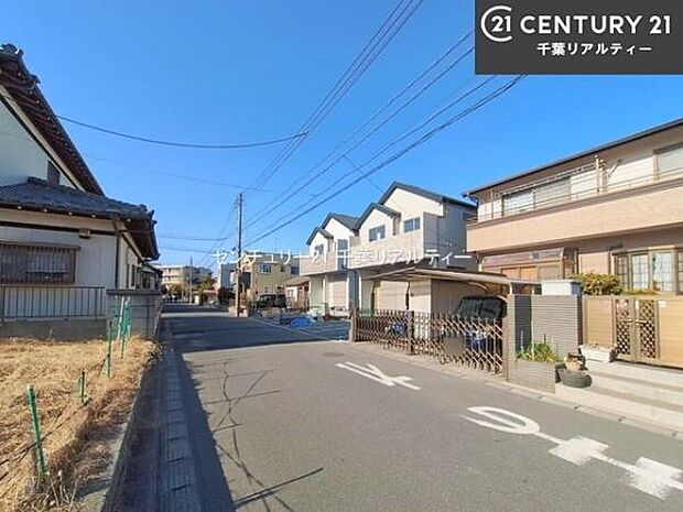 前面道路は6ｍ！陽当り良好な立地です。車庫入れが苦手な方も安心ですね。