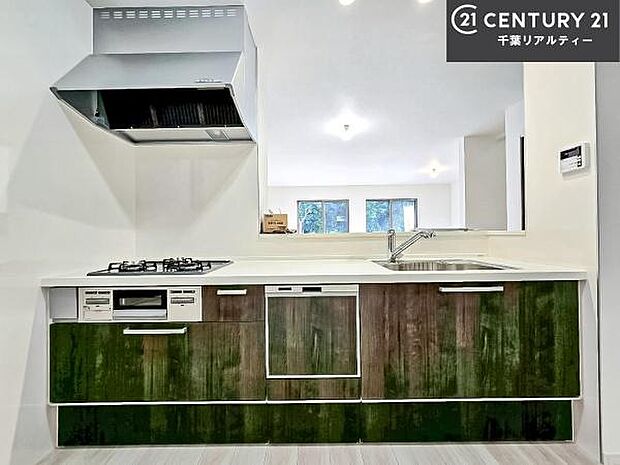 作業がしやすいシステムキッチンです！収納がたくさん付いているので、調理スペースに物を置かなくて済むので、広々使えて、快適に作業ができます！