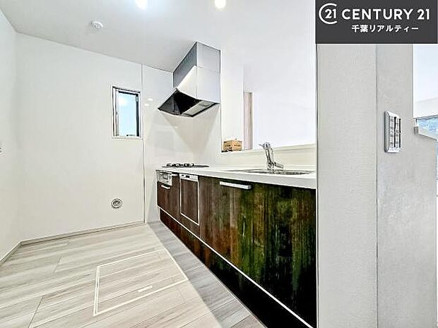 大人気の対面式システムキッチンを採用しています！ご家族のコミュニケーションが自然と増える設計です。お子様にも目が届くので嬉しいですね！広々使えて快適に作業が進みます。