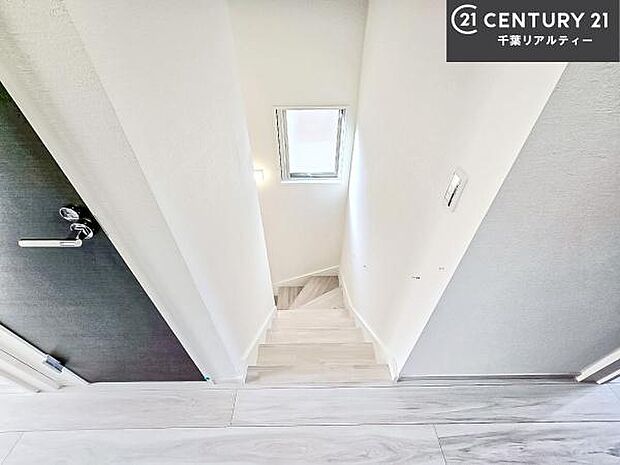 階段は明るく手摺りもついています！お子様やご年配の方も安心してご利用頂けますね！