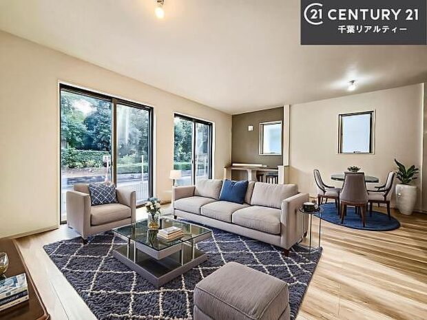 家具はCGパースです。優しい陽だまりがリビングを包んでくれて居心地の良い空間を演出してくれます！くつろぎの時間を過ごせます！