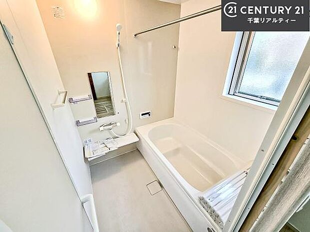 落ち着きある大人の雰囲気のバスルームは、味が出ていてバスタイムが充実！お仕事頑張っているご褒美にお好みの匂いの入浴剤を入れて、楽しんでみてはいかがでしょうか？