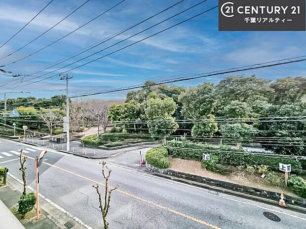 晴れた日には青い空を見渡せる開放的な時間を楽しめます。気持ちの良い風が通り抜ける街並みです！