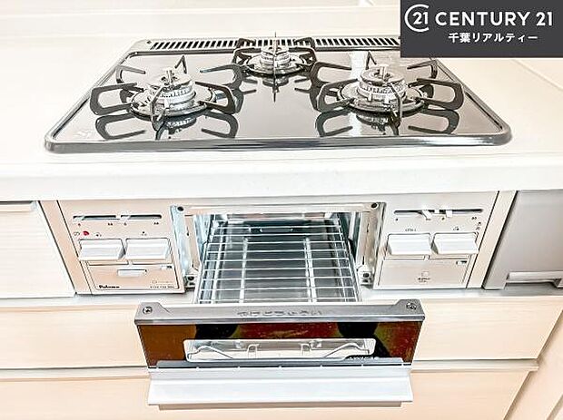 コンロは三口あるのでお料理の同時進行ができます。もちろんグリル付きです。調理スペースも広々している為作業がしやすい！使い勝手が良いシステムキッチンです！