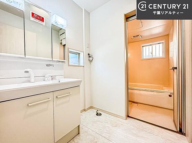 三面鏡仕様の洗面所は、身だしなみがしやすい造り！裏は収納になっています。ドライヤーやお化粧道具を片付けられるので洗面台周りをスッキリと見せることが出来ます！