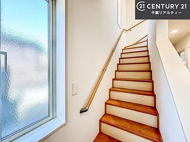 階段は明るく手摺りもついています。お子様やご年配の方も安心してご利用頂けますね。