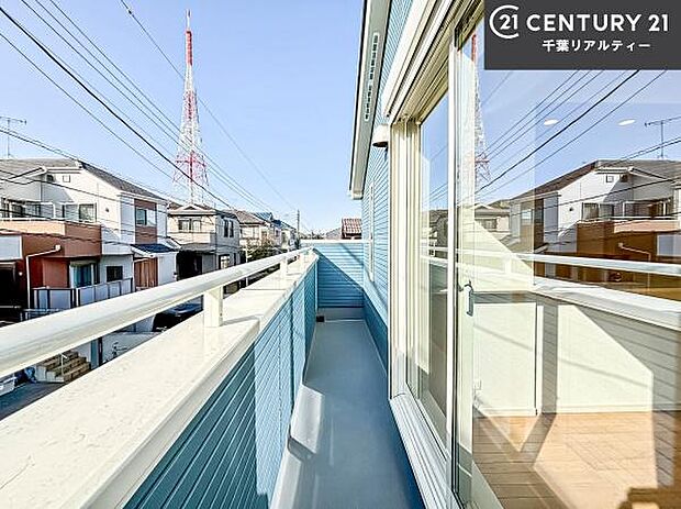 落ち着きある住宅街です！周囲には高い建物がなく、空が広く開放感があり、陽当たりを大きく遮られることもありません！気持ちの良い風が通り抜ける街並みです！