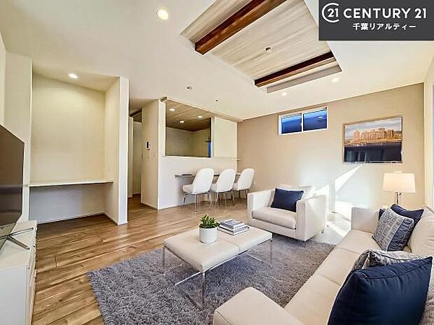 家具はCGパースです。心地良いリビングは家族が自然と集まります。家族団欒の時間が増えそうです。ご家族と、より一層充実した時間を過ごせそうですね。