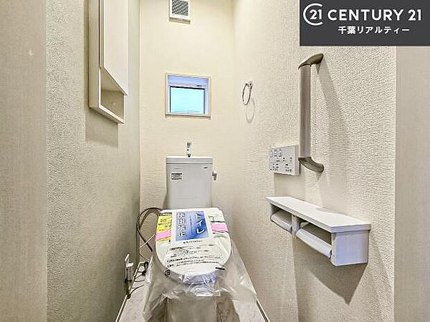 温水洗浄便座につき、冬場は便座が暖かくできるので冷たい便座に座らずに済む嬉しい仕様です！シンプルなカラーを基調としているので、お手入れがしやすいです。