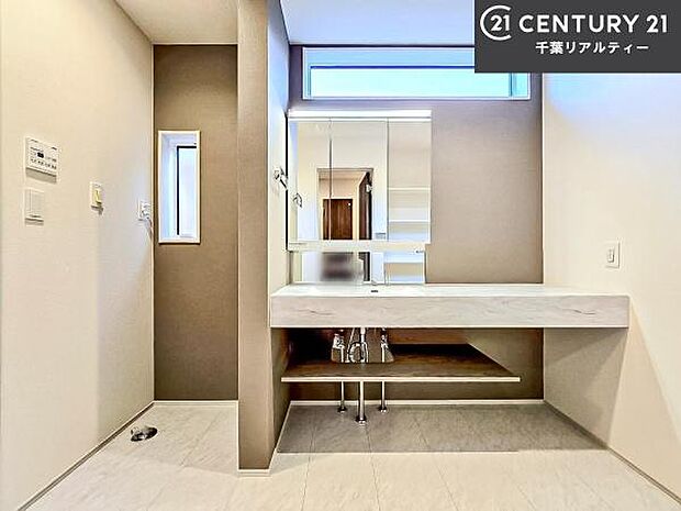 三面鏡仕様の洗面所は、身だしなみがしやすい造り！裏は収納になっています。ドライヤーやお化粧道具を片付けられるので洗面台周りをスッキリと見せることが出来ます！