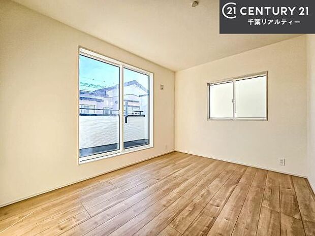 バルコニーに面している洋室です。明るく温もりがあり、換気もしっかりできます！朝起きて、外に出て背伸びをしつつ深呼吸をし良い朝を迎え入れることができます。