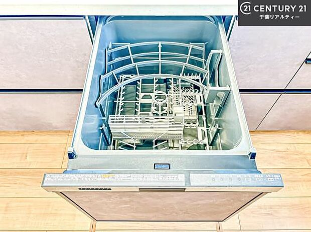 食洗機付きのキッチンです！忙しい時や手荒れ防止として大変活躍する便利な仕様です！ビルトインなのでキッチンの場所を取らず調理スペースを広く使うことが出来ます！