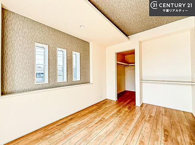 優しい光が差し込む洋室は、朝の目覚めも気持ちが良さそうですね。おうち時間もゆったりと過ごすことができます。優しい色合いのフローリングがどんな家具にもマッチします！