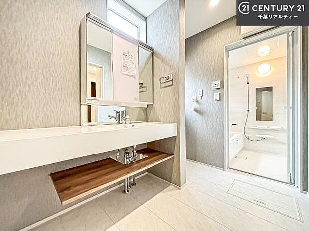 三面鏡仕様の洗面所は、身だしなみがしやすい造り！裏は収納になっています。ドライヤーやお化粧道具を片付けられるので洗面台周りをスッキリと見せることが出来ます！