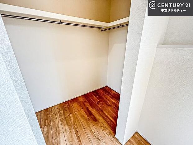 ウォークインクローゼット付きです。たくさんのお洋服などを収納しておけそうですね！他にも扇風機や加湿器など季節物の大きな家電も収納できます！