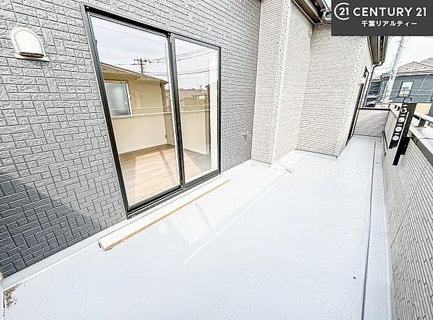 陽当たり良好なバルコニーです！晴れた日には青い空を見渡せる開放的な時間を楽しめます。