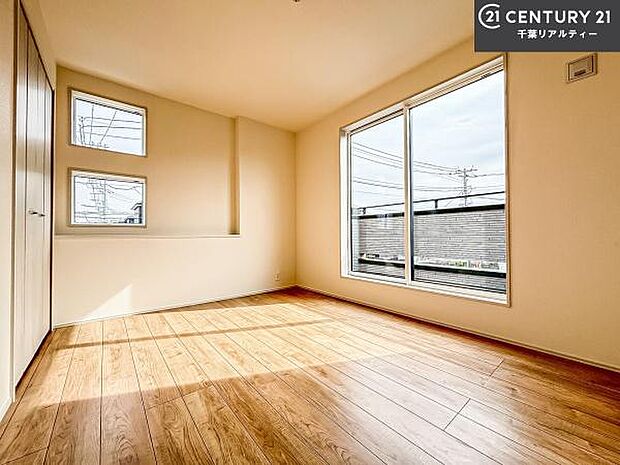 バルコニーに面している洋室です。明るく温もりがあり、換気もしっかりできます！朝起きて、外に出て背伸びをしつつ深呼吸をし良い朝を迎え入れることができます。