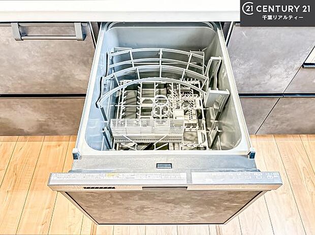 食洗機付きのキッチンです！忙しい時や手荒れ防止として大変活躍する便利な仕様です！ビルトインなのでキッチンの場所を取らず調理スペースを広く使うことが出来ます！