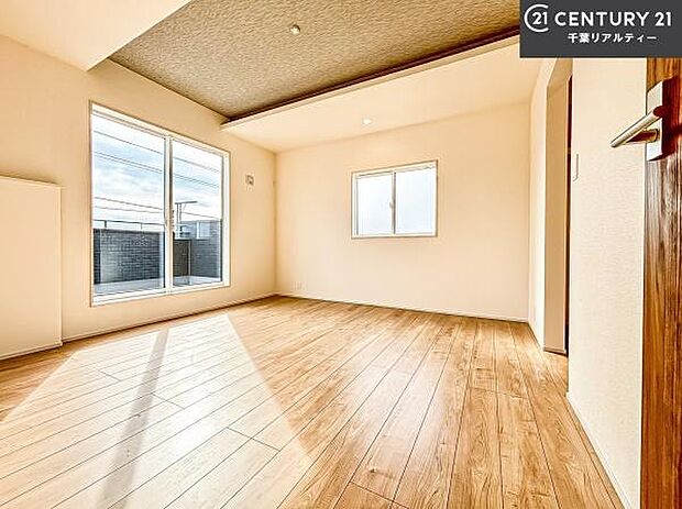 明るい室内は、風通しも良く、明るく大変居心地の良い空間となっております。リラックスして過ごせる心地の良いお部屋です！