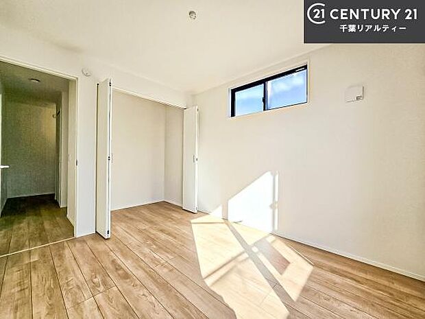 優しい光が差し込む洋室は、朝の目覚めも気持ちが良さそうですね。おうち時間もゆったりと過ごすことができます。優しい色合いのフローリングがどんな家具にもマッチします！