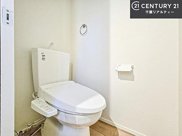 清潔感のある色味のお手洗いです！さわやかでスッキリする空間です！白を基調としているので、お手入れがしやすいトイレです！