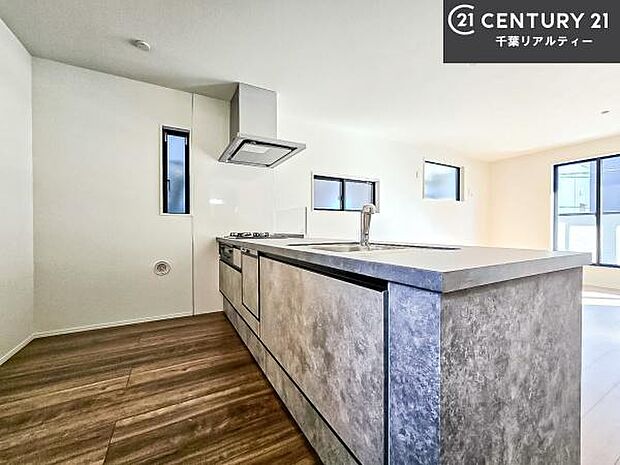 大人気の対面式システムキッチンを採用しています！ご家族のコミュニケーションが自然と増える設計です。お子様にも目が届くので嬉しいですね！広々使えて快適に作業が進みます。