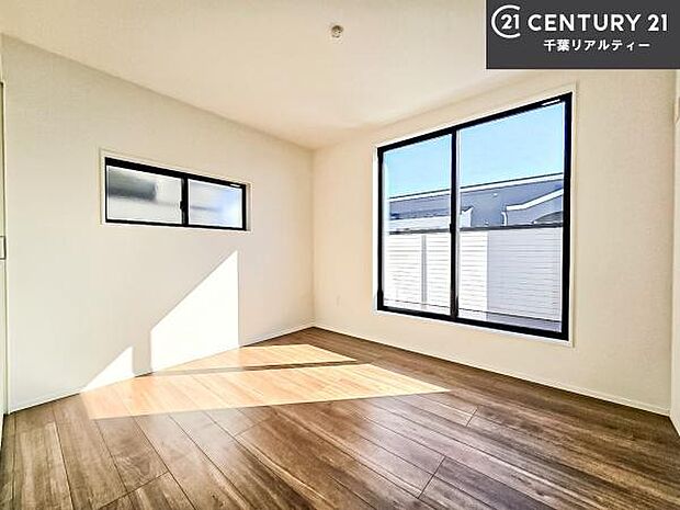 バルコニーに面している洋室です。明るく温もりがあり、換気もしっかりできます！朝起きて、外に出て背伸びをしつつ深呼吸をし良い朝を迎え入れることができます。