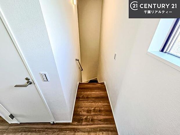 階段は明るく手摺りもついています！お子様やご年配の方も安心してご利用頂けますね！