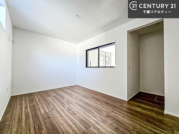 明るい室内は、風通しも良く、明るく大変居心地の良い空間となっております。リラックスして過ごせる心地の良いお部屋です！