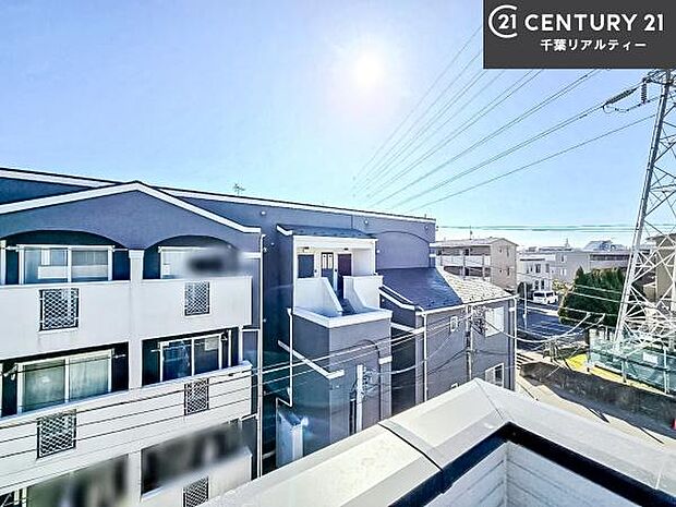 落ち着きある住宅街です！周囲には高い建物がなく、空が広く開放感があり、陽当たりを大きく遮られることもありません！気持ちの良い風が通り抜ける街並みです！