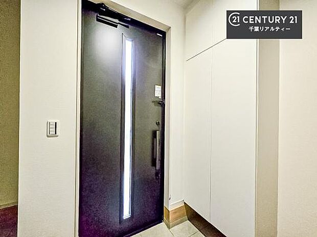 疲れて帰ってきても、ただいま！を言いたくなる、優しく迎え入れてくれる空間になっています。明るく温もり溢れる玄関です！