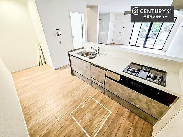 大人気の対面式システムキッチンを採用しています！ご家族のコミュニケーションが自然と増える設計です。お子様にも目が届くので嬉しいですね。広々使えて快適に作業が進みます。