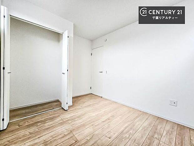 収納スペースが付いているので、急な来客時でも散らかったおもちゃをサッと片づけられて大変便利です！壁面も広々しているので、勉強机やベッドの置き場に困りません！