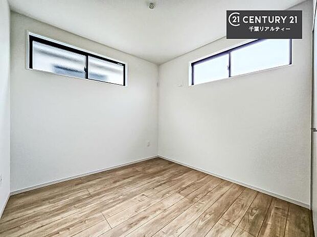 2面採光を確保した明るい室内は、風通しも良く、明るく大変居心地の良い空間となっております。リラックスして過ごせる心地の良いお部屋です！朝の目覚めがスッキリしますね！