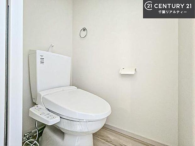 1・2階にトイレがございます！朝の忙しい時間帯も待たずにすみそうですね。白を基調とした清潔感のあるトイレでお手入れがしやすいです！