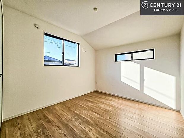 2面採光で明るく開放的。掃き出し窓がないため外部の視線が入りにくく、落ち着いた空間になっており、学習や遊びにも集中できる子ども部屋としてぴったりです。