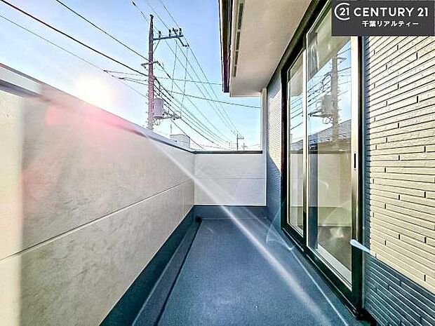 陽当たり良好なバルコニーです！晴れた日には青い空を見渡せる開放的な時間を楽しめます。