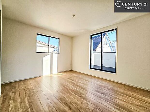 バルコニーに面している洋室です。明るく温もりがあり、換気もしっかりできます！朝起きて、外に出て背伸びをしつつ深呼吸をし良い朝を迎え入れることができます。