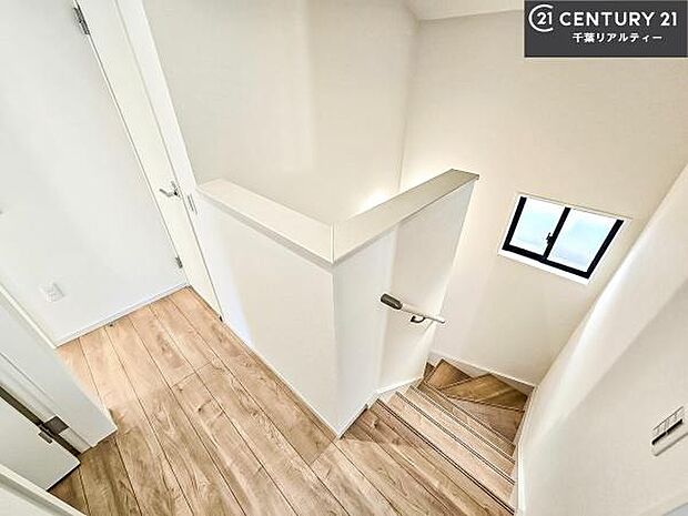 階段は明るく手摺りもついています。お子様やご年配の方も安心してご利用頂けますね。