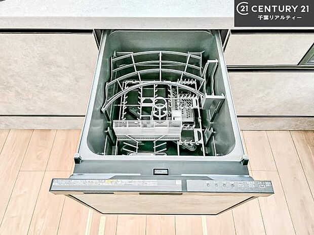 食洗機付き！忙しい時や冬場は手荒れ防止として大活躍します！ビルトイン仕様なので、場所も取らず調理スペースも広く使えて手際よく作業が出来ます！