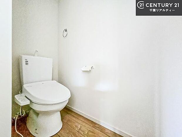 1・2階にトイレがございます！朝の忙しい時間帯も待たずにすみそうですね。白を基調とした清潔感のあるトイレでお手入れがしやすいです！