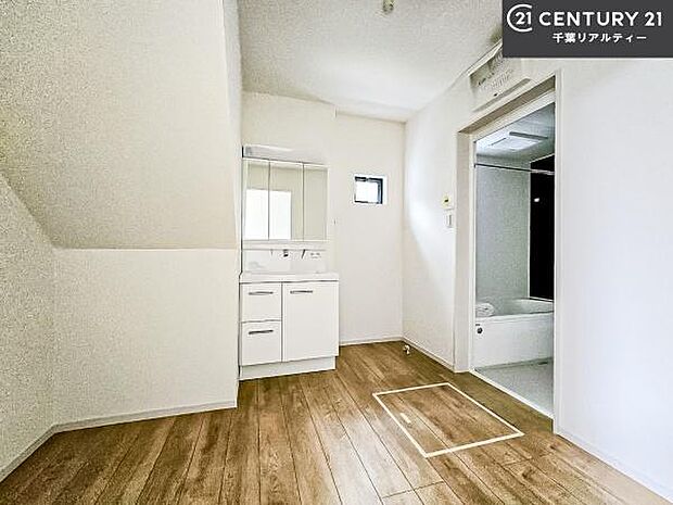 小窓付きの明るい洗面室です！湿気もすぐに入れ替えができて清潔に保つことができます！自然光が差し込むのでお化粧の仕上がりも良くなりますね！