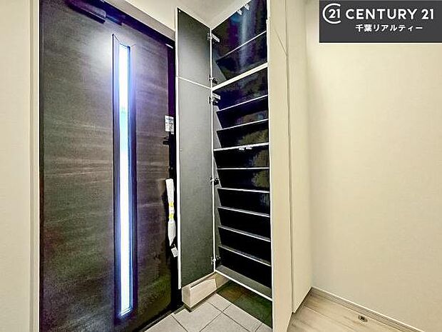 シューズボックス付きなので、玄関が片付きお掃除がしやすいです！スッキリした玄関で戸を開けた瞬間、清潔感のある心地いい空間が出迎えてくれます。