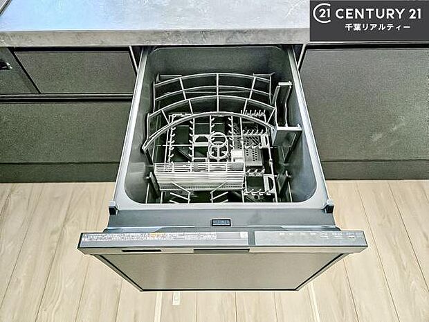 食洗機付き！忙しい時や冬場は手荒れ防止として大活躍します！ビルトイン仕様なので、場所も取らず調理スペースも広く使えて手際よく作業が出来ます！