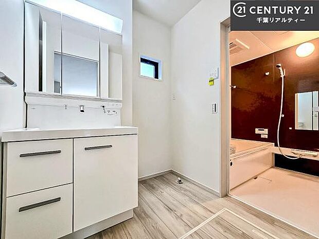 三面鏡仕様の洗面所は、身だしなみがしやすい造り！裏は収納になっています。ドライヤーやお化粧道具を片付けられるので洗面台周りをスッキリと見せることが出来ます！