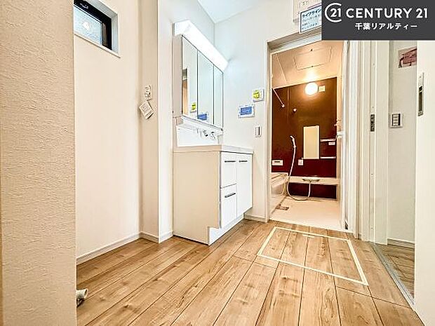 身なりを整える洗面所は、清潔感が大事です！水周りの清潔感のある雰囲気を演出！気持ちよくお使いいただけます。