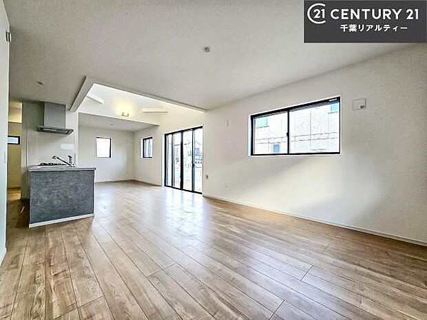 大きな窓からたっぷりの陽ざしが入る明るいリビング。開放感のあるリビングで家族団らんのくつろぎの時間を過ごせます。