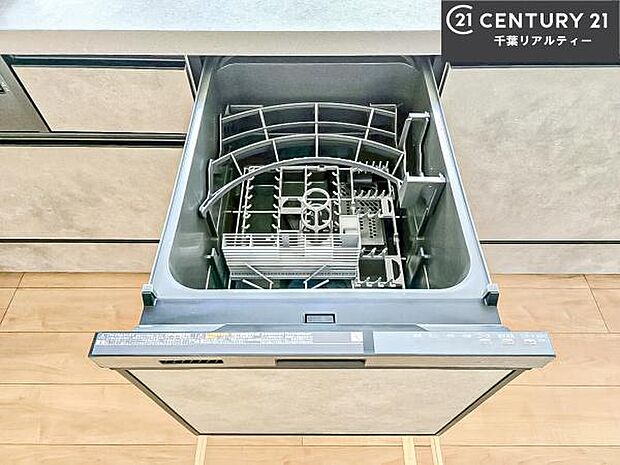 食洗機付き！忙しい時や冬場は手荒れ防止として大活躍します！ビルトイン仕様なので、場所も取らず調理スペースも広く使えて手際よく作業が出来ます！