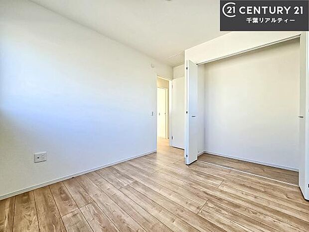 優しい光が差し込む洋室は、朝の目覚めも気持ちが良さそうですね。おうち時間もゆったりと過ごすことができます。優しい色合いのフローリングがどんな家具にもマッチします！