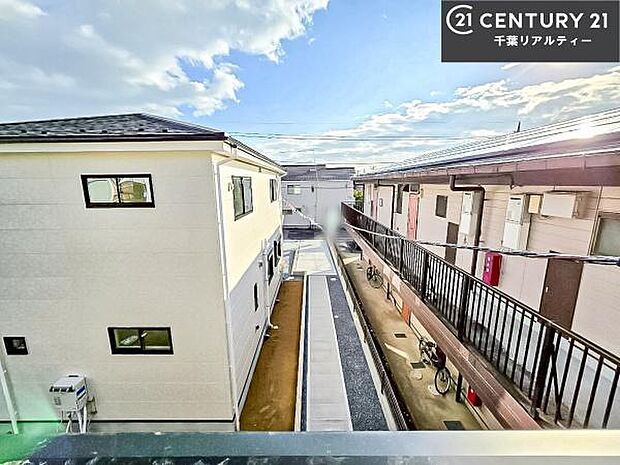 落ち着きある住宅街です！周囲には高い建物がなく、空が広く開放感があり、陽当たりを大きく遮られることもありません！気持ちの良い風が通り抜ける街並みです！